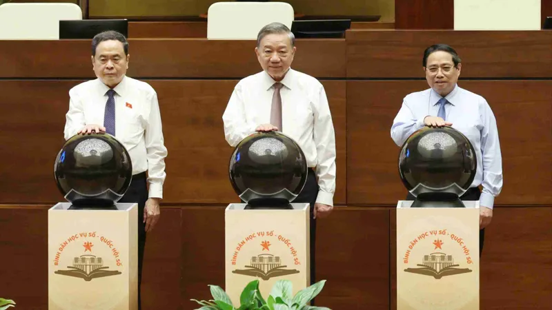 Tổng Bí thư Tô Lâm, Thủ tướng Phạm Minh Chính và Chủ tịch Quốc hội Trần Thanh Mẫn thực hiện nghi thức bấm nút khai trương nền tảng Bình dân học vụ số - Quốc hội số, chiều 13-9. Ảnh: QUANG PHÚC