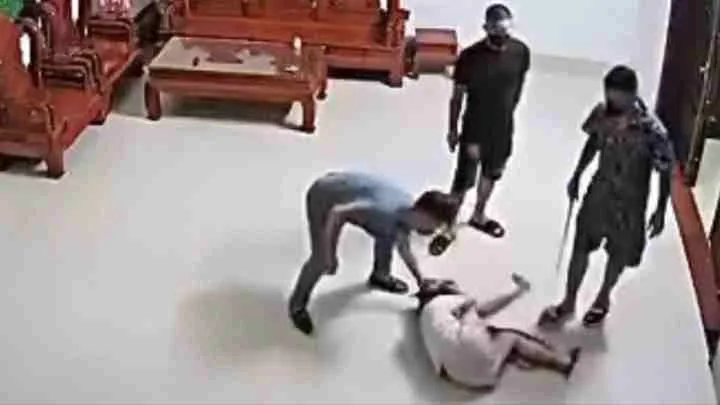 Ba người đàn ông xông vào nhà hành hung một phụ nữ