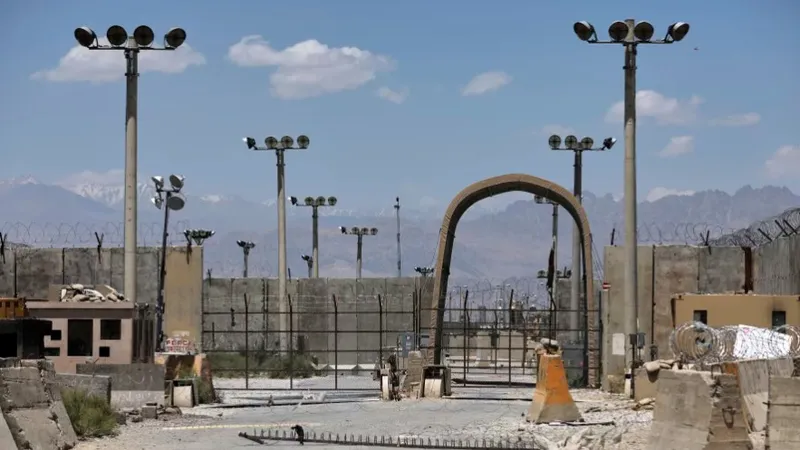 Cánh cổng của căn cứ không quân Bagram, năm 2021. Ảnh: AP