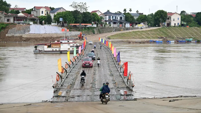 Kết thúc vận hành cầu phao Phong Châu