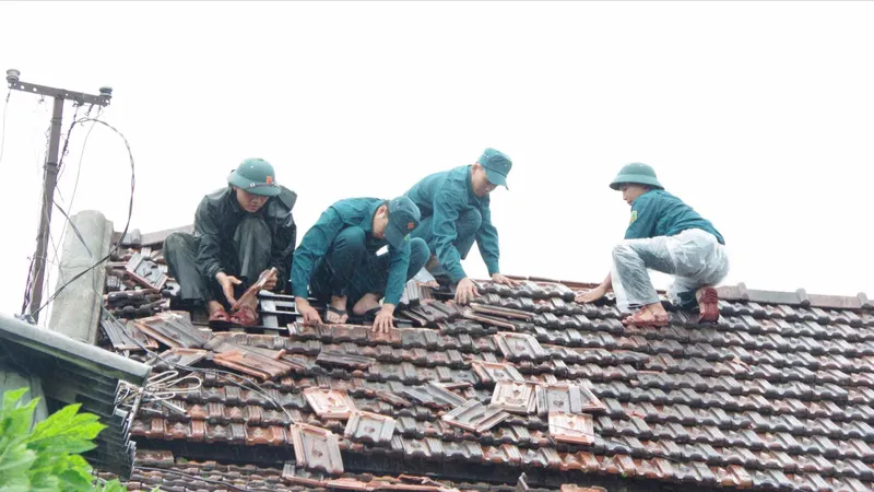 Cứu hộ, trục vớt tàu cá TTH- 96454TS bị chìm trong bão số 10