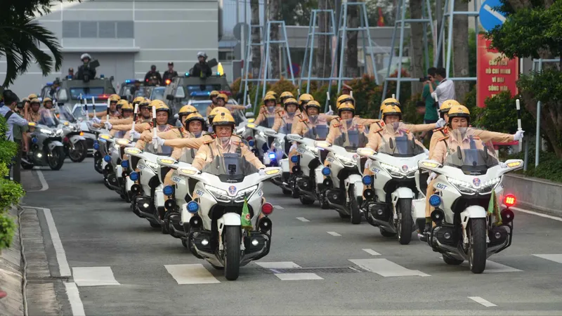Trung tướng Mai Hoàng tặng hoa chúc mừng Tổ công tác 3 trong 1 các phường: Bà Rịa, Long Hương, Tam Long và xã Long Điền