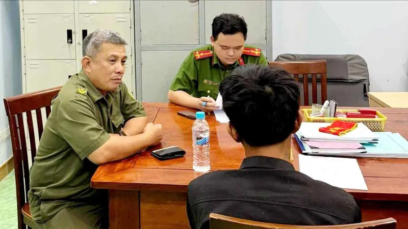 Nam thanh niên được đưa về trụ sở Công an phường Tân Phước (TPHCM) để làm việc.