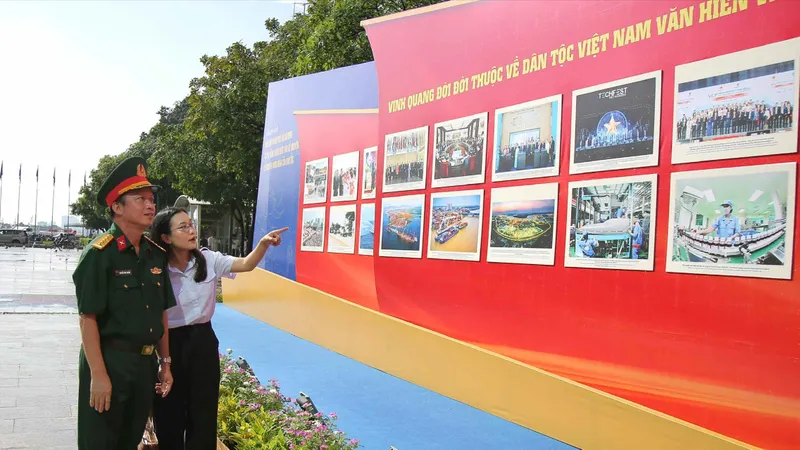 Các đơn vị trong thành phố tham quan, tìm hiểu triển lãm. ẢNH: DŨNG PHƯƠNG.