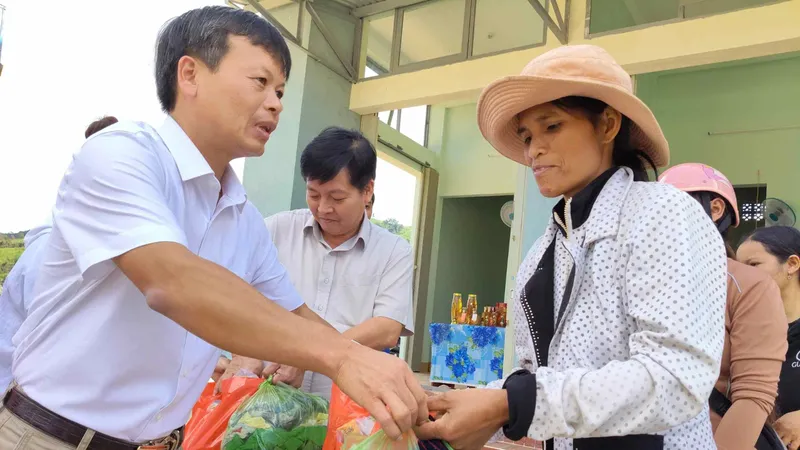 Nhộn nhịp phiên chợ 0 đồng ở xã vùng cao Quảng Ngãi