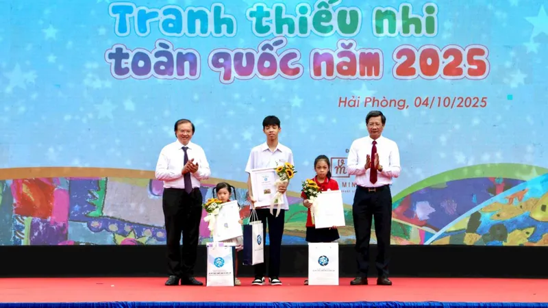 Trao giải cho các tác phẩm xuất sắc của cuộc thi. Ảnh: VIỆT CƯỜNG