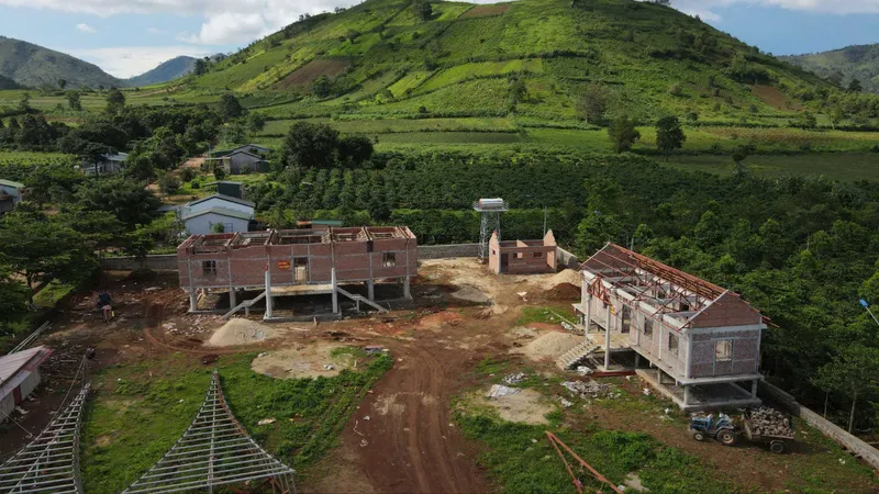 Gia Lai: Tháo dỡ công trình nhà rông dưới chân núi lửa Chư Đăng Ya