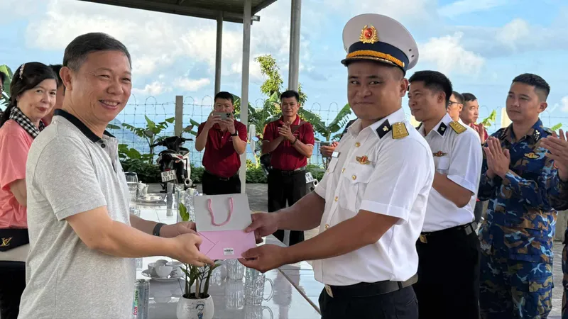 Đồng chí Dương Anh Đức, Ủy viên Ban Thường vụ Thành ủy, Trưởng Ban Tuyên giáo và Dân vận Thành ủy TPHCM và đoàn công tác tặng quà lưu niệm cho Đảng ủy Đặc khu Côn Đảo.