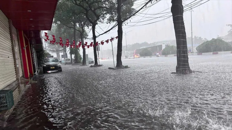 Mưa lớn gây ngập diện rộng ở Hà Nội sáng 7-10