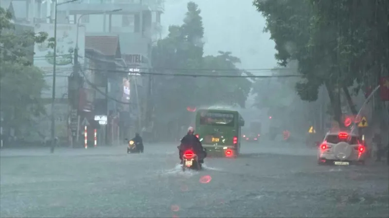 Mưa gió bao trùm miền Bắc: Nguy cơ lũ đặc biệt lớn