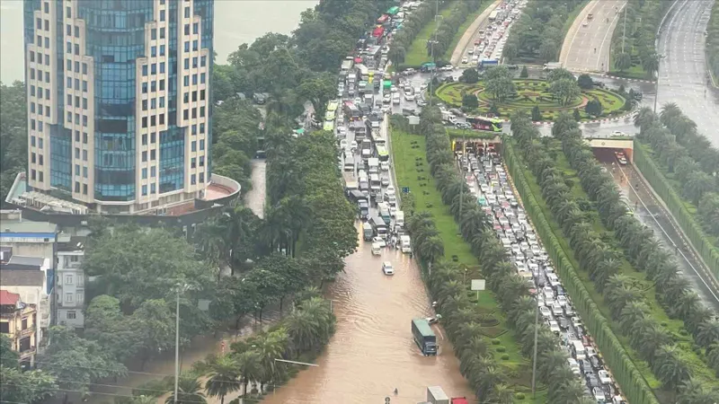 Hà Nội mưa lớn, đường ngập sâu, nhiều nhà máy cho công nhân nghỉ