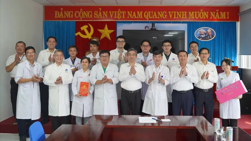 Phó Bí thư Thành ủy, Chủ tịch Ủy ban MTTQ Việt Nam TPHCM Nguyễn Phước Lộc gặp gỡ, động viên các bác sĩ chuyên khoa luân chuyển đợt 2.