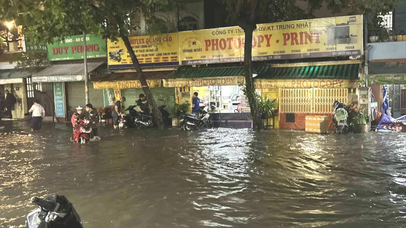 TPHCM: Mưa lớn kết hợp triều cường gây ngập nhiều nơi