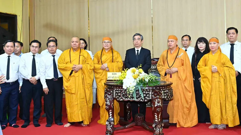 Lãnh đạo TPHCM viếng tang Trưởng lão Hòa thượng Thích Trí Tịnh