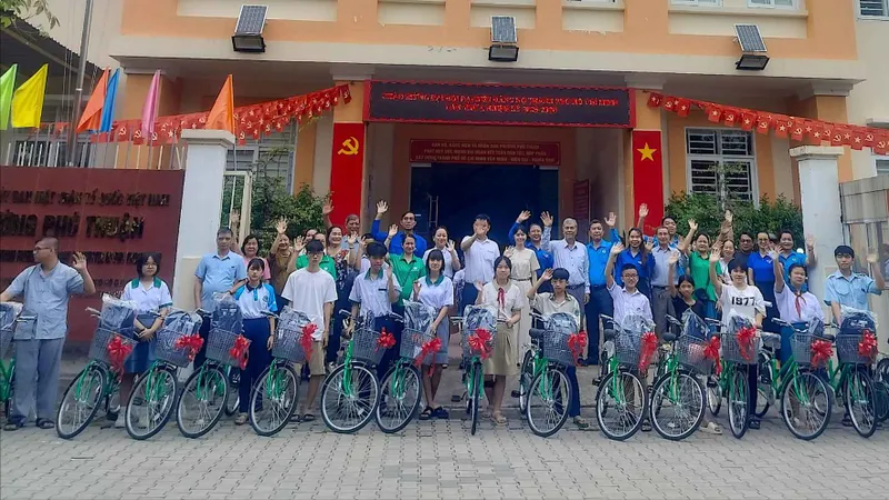 Phường Phú Thuận (TPHCM) trao xe đạp cho học sinh hoàn cảnh khó khăn