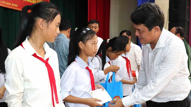 Phó Chủ tịch Ủy ban MTTQ Việt Nam TPHCM, Chủ tịch Liên đoàn Lao động TPHCM Bùi Thanh Nhân trao quà đến học sinh khó khăn tại tỉnh Hà Tĩnh. Ảnh: THÁI PHƯƠNG