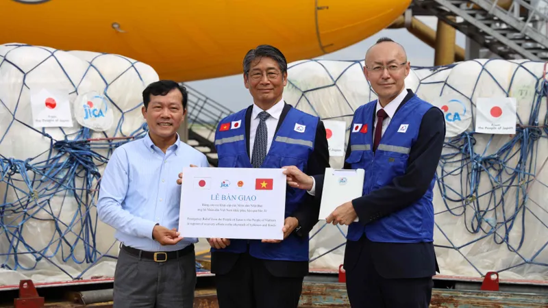 Đại diện Bộ Nông nghiệp và Môi trường tiếp nhận lô hàng viện trợ từ Nhật Bản chiều 13-10