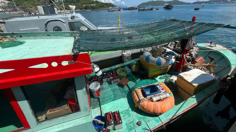 Tàng trữ súng kích điện để khai thác hải sản trái phép trên vịnh Nha Trang
