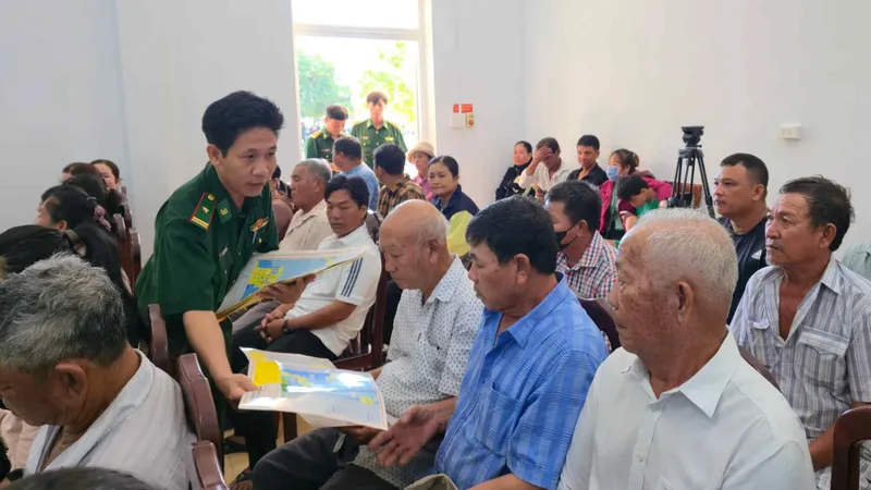 Đồn Biên phòng Phước Hải phát tờ rơi có in tọa độ và thông tin các công trình dầu khí trên biển cho ngư dân