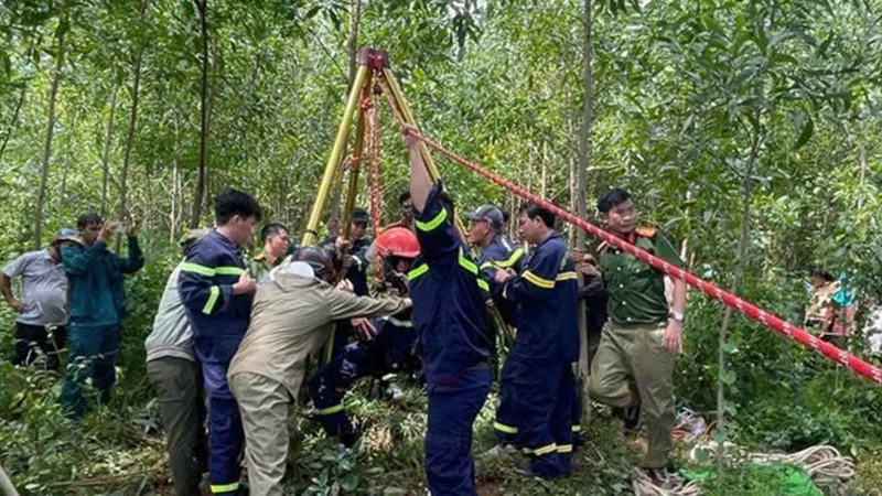 Giải cứu người đàn ông rơi xuống giếng hoang giữa rừng 