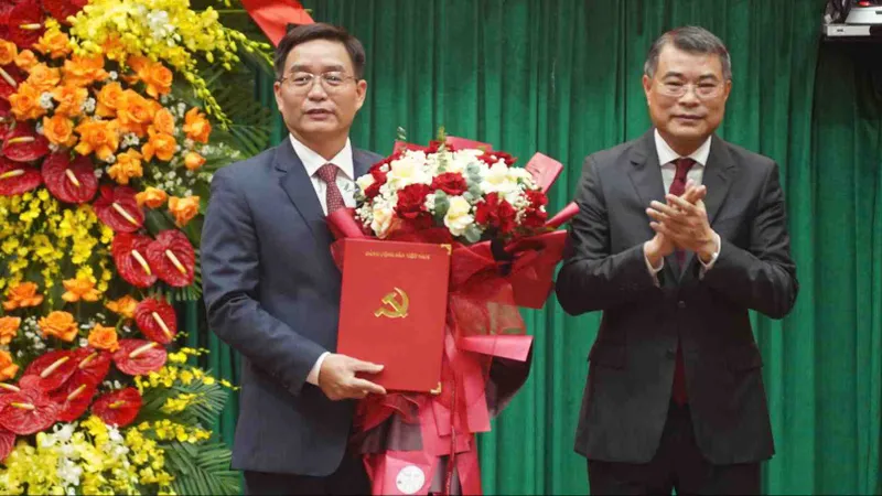 Ông Lê Minh Hưng, Trưởng Ban Tổ chức Trung ương (phải), trao quyết định chỉ định của Bộ Chính trị cho ông Nguyễn Đình Trung giữ chức Bí thư Thành ủy Huế nhiệm kỳ 2025-2030
