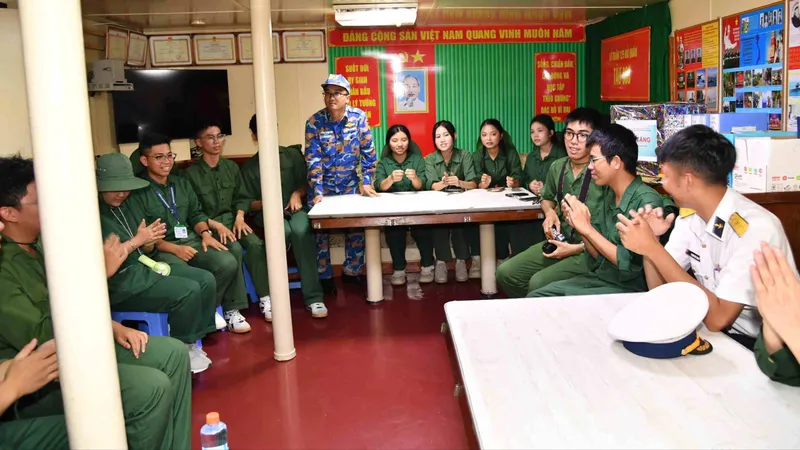 Sinh viên tham quan thực tế tại Tàu 960, Lữ đoàn 125