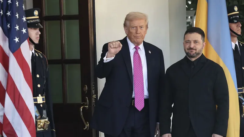 Tổng thống Mỹ Donald Trump chào đón Tổng thống Volodymyr Zelensky tại Washington, D.C., ngày 17-10-2025. Ảnh: GETTY IMAGES 