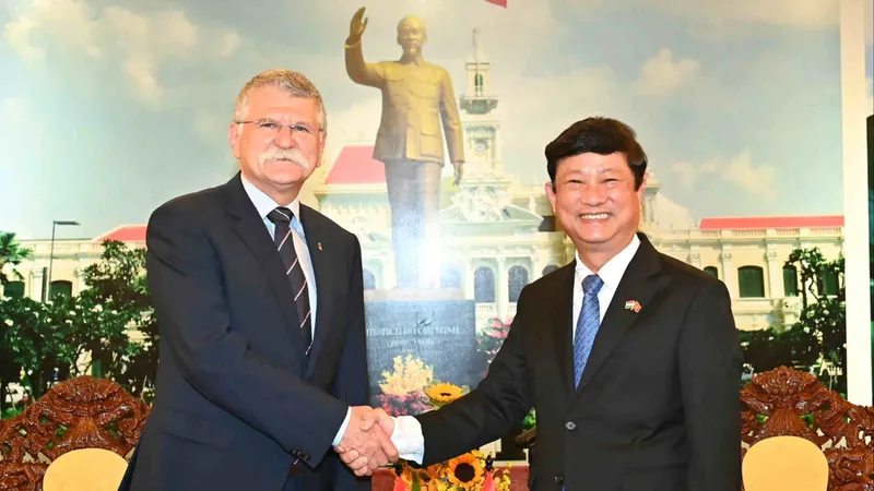 Chủ tịch HĐND TPHCM Võ Văn Minh tiếp Chủ tịch Quốc hội Hungary Kover Laszlo. Ảnh: VIỆT DŨNG 