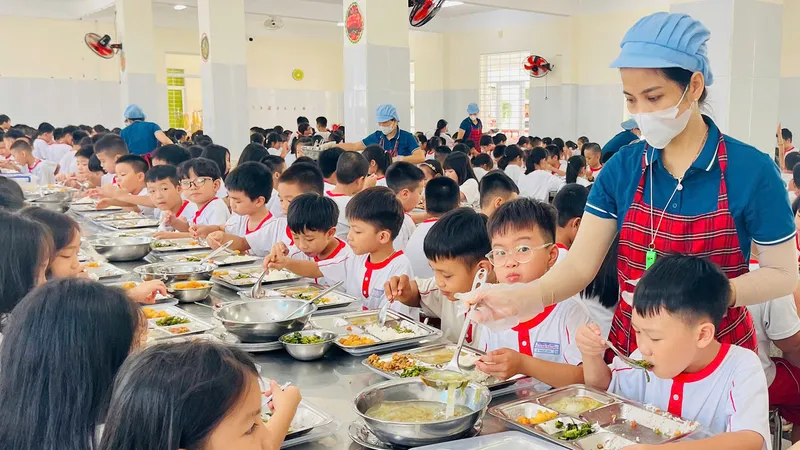 Bữa ăn bán trú của học sinh Trường Tiểu học Quang Trung, phường Tam Thắng, TPHCM. Ảnh: KHÁNH CHI