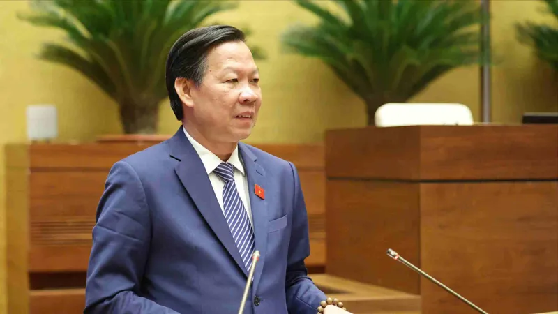 Chủ nhiệm Ủy ban Kinh tế và Tài chính của Quốc hội Phan Văn Mãi trình bày báo cáo thẩm tra, sáng 20-10. Ảnh: QUANG PHÚC