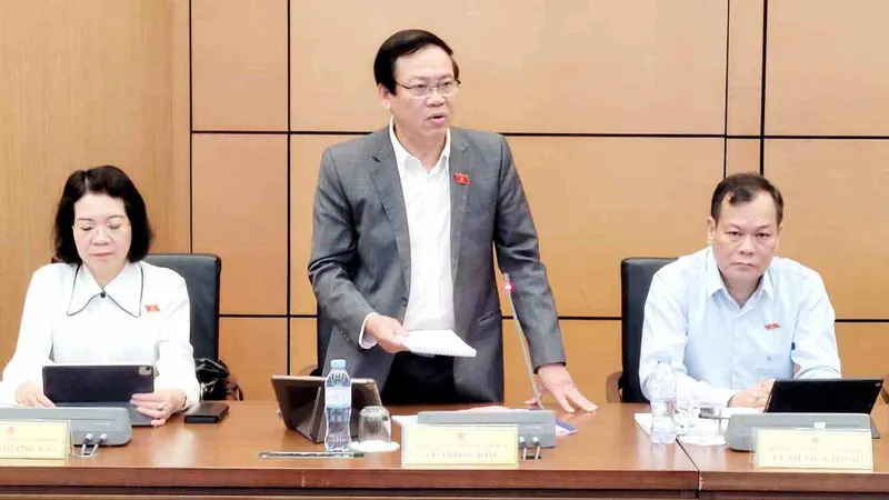 Các ĐBQH thảo luận tại tổ