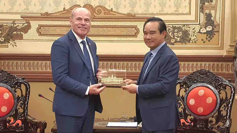 Chủ tịch UBND TPHCM tiếp tân Đại sứ Canada tại Việt Nam 