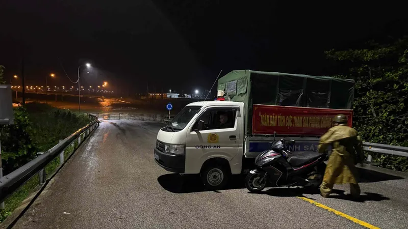Công an đưa người ốm liệt giường ở vùng thấp trũng phường An Cựu, TP Huế đi bệnh viện.