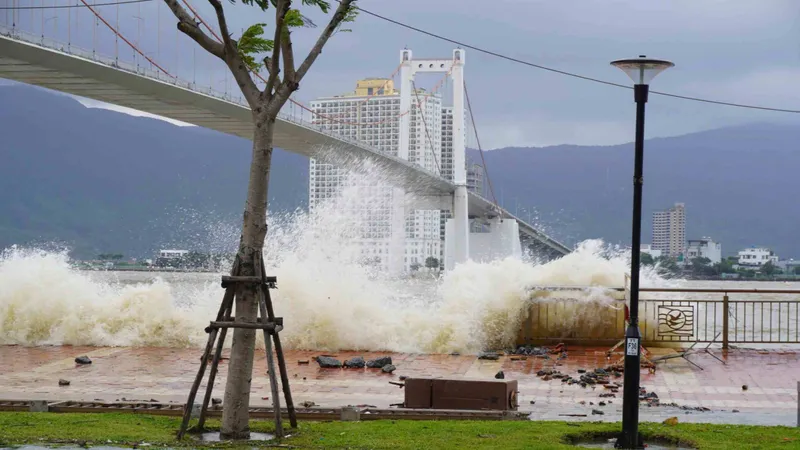 Theo ghi nhận của phóng viên, chiều 22-10, nhiều đoạn vỉa hè đường Như Nguyệt bị sóng đánh tan hoang do ảnh hưởng của bão số 12