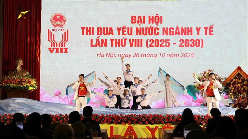 Phó Thủ tướng Lê Thành Long trao Huân chương Lao động cho các cá nhân xuất sắc của Bộ Y tế