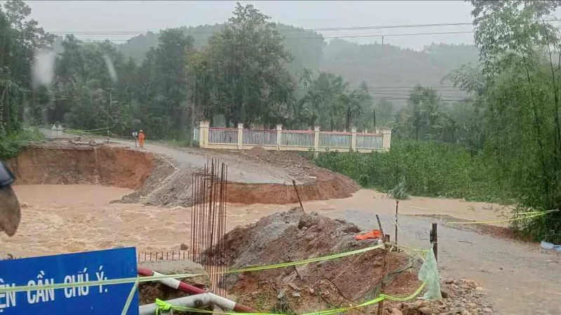 Đà Nẵng: Mưa lớn gây sạt lở, ngập cục bộ ở nhiều tuyến đường miền núi