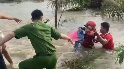 Người dân và lực lượng công an kịp thời cứu người phụ nữ bán vé số bị nước lũ cuốn trôi