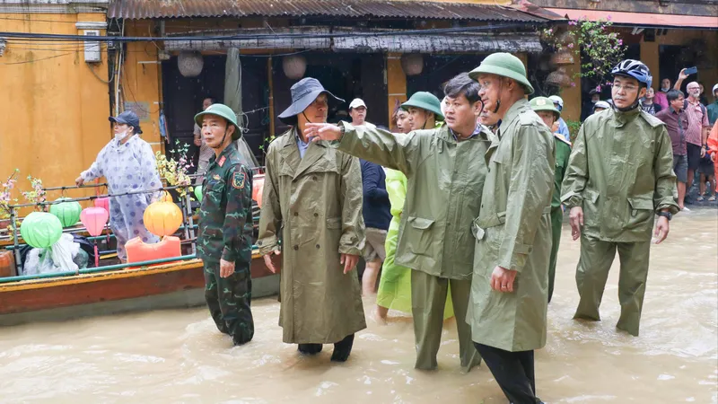 Ông Lê Ngọc Quang, Ủy viên Trung ương Đảng, Bí thư Thành ủy Đà Nẵng kiểm tra thực tế tình hình phòng, chống mưa lũ tại phường Hội An Tây và Hội An. Ảnh: THIÊN VŨ
