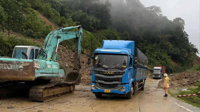 Quảng Ngãi: Thông xe đèo Lò Xo, thêm 30 xe thoát cảnh bị cô lập