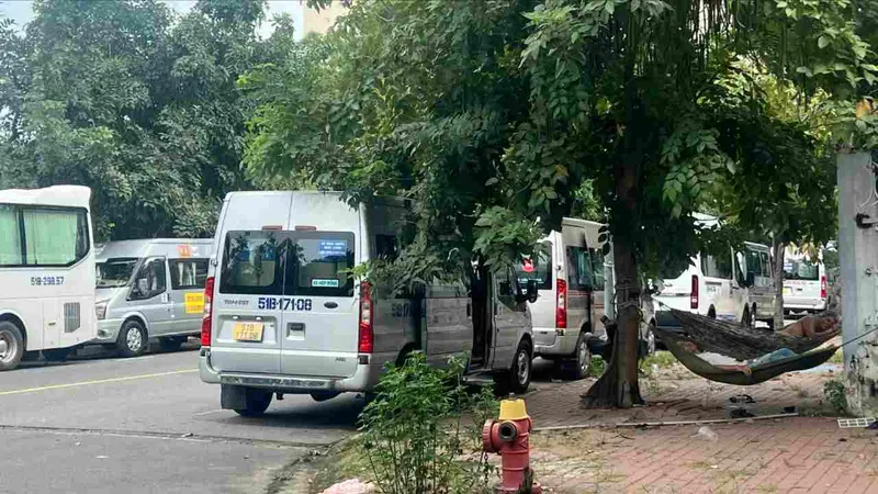 Sau phản ánh của Báo SGGP: Chính quyền xã Bình Hưng ra quân xử lý xe vi phạm tại Khu dân cư 6A