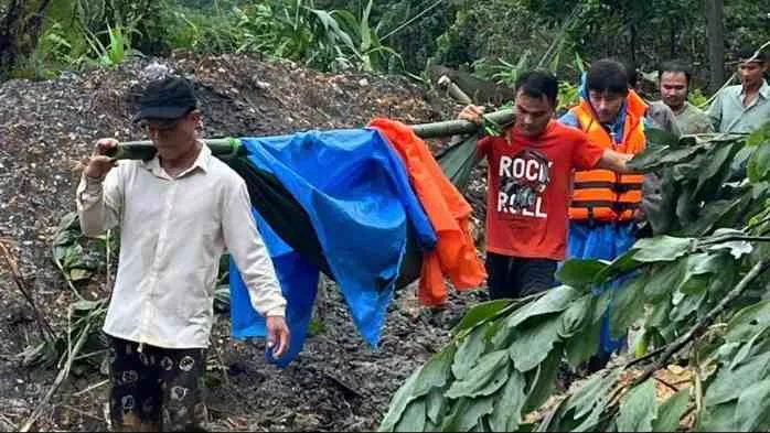 Lực lượng chức năng tiếp cận người dân bị nạn