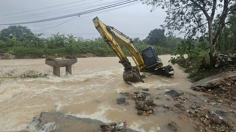 Quảng Trị: Mưa lớn gây lũ lụt, sạt lở nhiều nơi