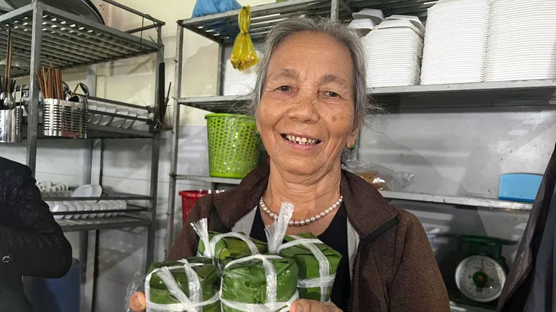 Quảng Ngãi: Ấm lòng những chiếc bánh chưng, bánh tét hỗ trợ đồng bào bị ngập lụt miền Trung