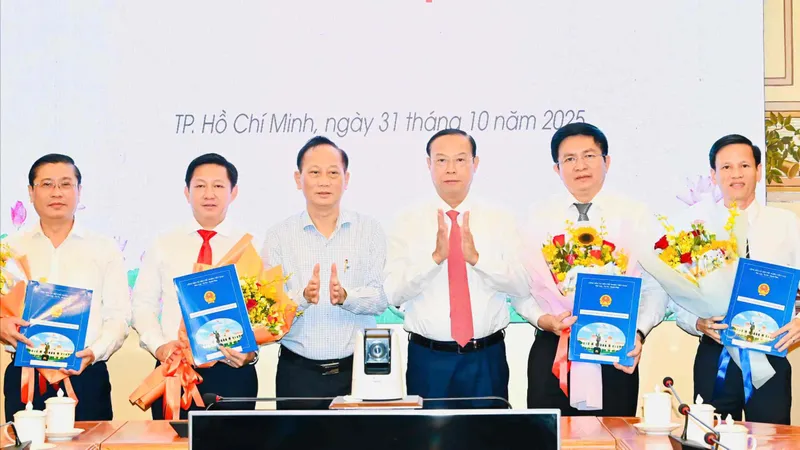 Chủ tịch UBND TPHCM điều động, bổ nhiệm nhiều cán bộ lãnh đạo