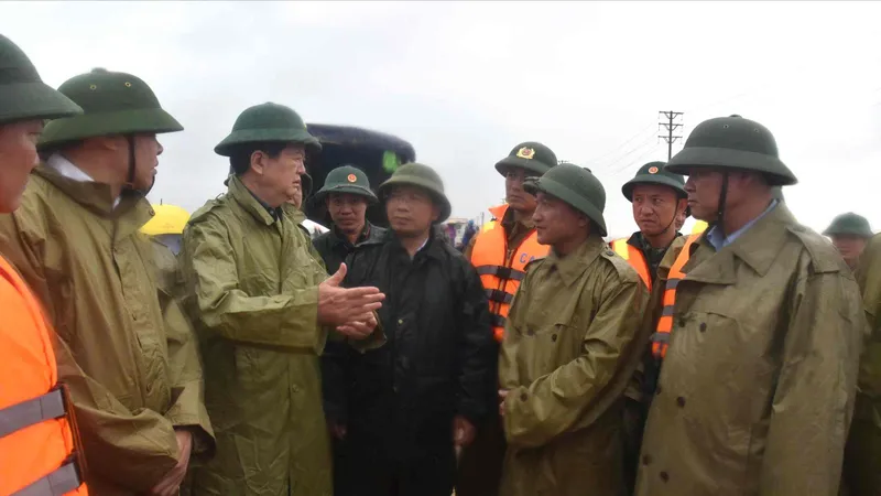 Phó Thủ tướng Chính phủ Mai Văn Chính kiểm tra công tác ứng phó với mưa, lũ tại phường Vũng Áng, tỉnh Hà Tĩnh 
