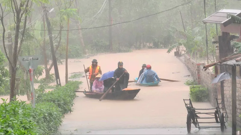 Mưa lớn, nhiều nhà dân ở hạ du hồ Kẻ Gỗ ngập sâu