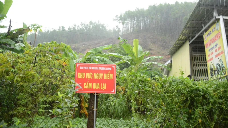 Di dời 43 hộ dân khỏi vùng sạt lở núi Hòn Dồ, Quảng Ngãi