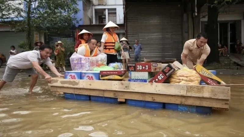 Khuyến khích người dân vùng lũ dùng lương khô, mì gói để bảo đảm an toàn thực phẩm