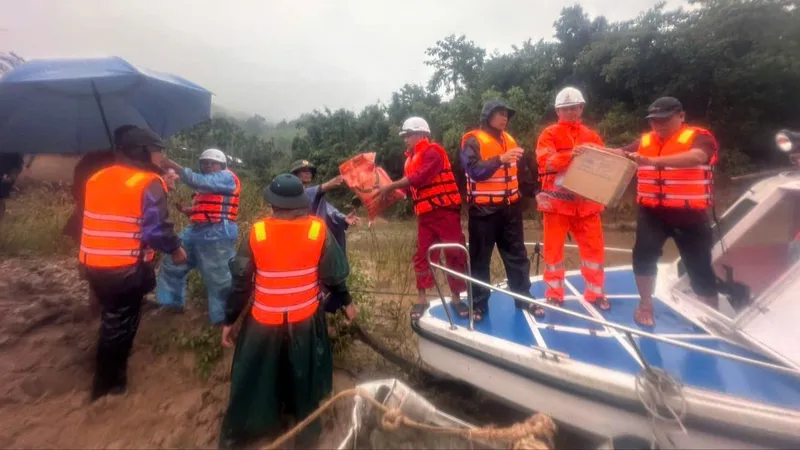 Tiếp tế hàng cứu trợ bằng đường thủy vào thôn Đăk Doa