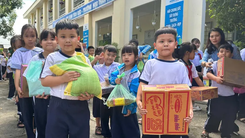 Quảng Ngãi: Học sinh bỏ heo đất ủng hộ người dân vùng bão lũ
